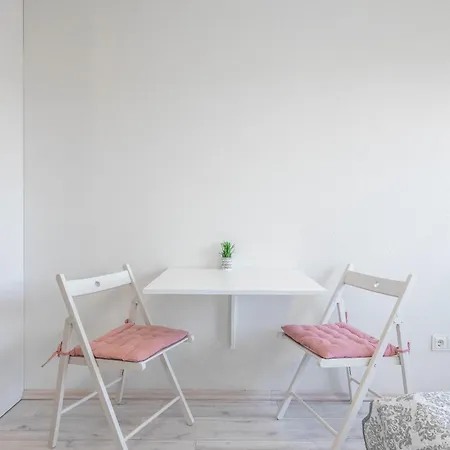 White Taikos Apartment